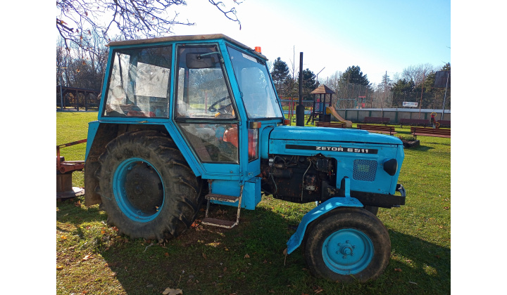 Obec Dvorec zverejňuje zámer predať -traktor ZETOR 6911 a príves nákladný za traktor