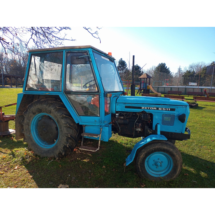 Obec Dvorec zverejňuje zámer predať -traktor ZETOR 6911 a príves nákladný za traktor